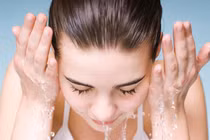 Video: Ngâm mặt 30s với nước này tốt hơn tốn tiền tỷ đi spa