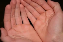 Video: Nhìn vào màu sắc lòng bàn tay đoán chính xác vận mệnh giàu nghèo