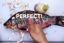 Video: Chỉ dùng củ cải "đánh" vảy cá hết veo