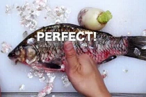 Video: Chỉ dùng củ cải "đánh" vảy cá hết veo