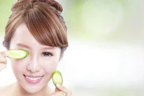 Video: Mẹo nhỏ làm da trắng hồng, đốm nâu và tàn nhang hết sạch