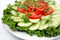 Video: Đây là lí do bạn không nên ăn dưa chuột cùng lúc với cà chua!