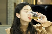 Video: Uống cốc nước này trẻ ra 10 tuổi, da chẳng có nếp nhăn