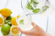 Video: Dù khát tới mấy cũng đừng uống nhiều nước chanh kẻo hại thân