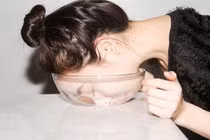 Video: Ngâm mặt 30 giây với nước soda, da đẹp láng mịn chẳng cần mặt nạ