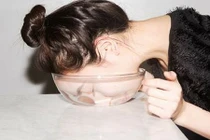 Video: Ngâm mặt 30 giây với nước soda, da đẹp láng mịn chẳng cần mặt nạ