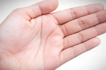 Video: Xem kẽ hở bàn tay biết ngay phú quý hay nghèo hèn