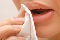 Video: Dùng giấy vệ sinh lau miệng, thói quen có thể gây chết người