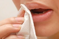 Video: Dùng giấy vệ sinh lau miệng, thói quen có thể gây chết người