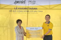 Quỹ phát triển tài năng Việt tặng hồ để dạy bơi cho trẻ em nghèo