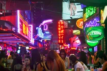 Thấy gì từ nền kinh tế dưới ánh đèn neon của Thái Lan, Trung Quốc?