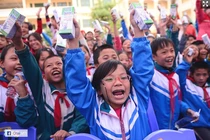 Ngọc Hân, Xuân Bắc cùng Vinamilk tặng sữa cho trẻ khuyết tật