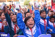 Ngọc Hân, Xuân Bắc cùng Vinamilk tặng sữa cho trẻ khuyết tật