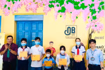 Quỹ phát triển tài năng Việt của ông Bầu trao học bổng cho HS giỏi vượt khó