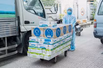 Vinamilk tiếp sức tuyến đầu đang ngày đêm xét nghiệm sàng lọc ở TP.HCM