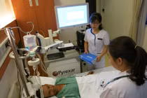 Giáo sư Mỹ lý giải vì sao bác sĩ Việt không cần học “từ thấp lên cao“