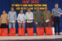 Tân Hiệp Phát tặng quà các gia đình chính sách nhân ngày 27/7