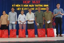 Tân Hiệp Phát tặng quà các gia đình chính sách nhân ngày 27/7