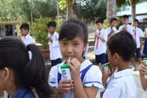 Trẻ Trà Vinh đón niềm vui uống sữa học đường khi quay lại trường
