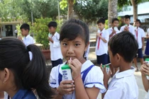 Trẻ Trà Vinh đón niềm vui uống sữa học đường khi quay lại trường