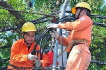Thợ điện Thủ đô làm 17 tiếng trong ngày nắng nóng