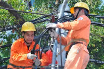 Thợ điện Thủ đô làm 17 tiếng trong ngày nắng nóng