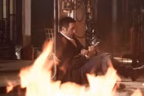 Thám Tử Doyle: Jake có nguy cơ bị thiêu cháy trong nhà kho tẩm xăng