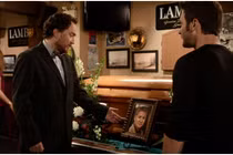 Quán bar của Jake đột ngột xuất hiện một chiếc quan tài