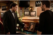 Quán bar của Jake đột ngột xuất hiện một chiếc quan tài