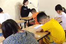 Ý chí phi thường của cô giáo không có 2 tay