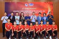 Vinamilk chúc mừng ĐT bóng đá nữ quốc gia vô địch Đông Nam Á