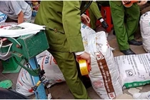 Sản xuất phụ gia thực phẩm giả bị xử tù như sản xuất thực phẩm giả