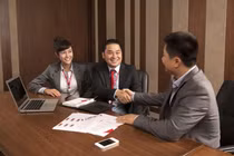 Ai hậu thuẫn thương vụ bán cổ phiếu của Techcombank?