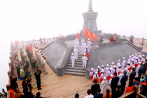 Linh thiêng giây phút thượng cờ của các cựu chiến binh trên đỉnh thiêng Fansipan