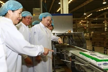 Vinamilk ủng hộ 160.000 hộp sữa cho trẻ em vùng lũ