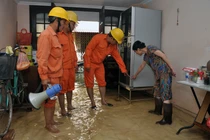 Thợ điện Thủ đô: Túc trực cùng người dân trong mưa