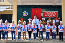 EVN HANOI tiếp bước học sinh đến trường