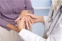 Tại sao hôn nhân hạnh phúc giúp giảm đau khớp?