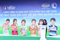Hành trình trao sữa 10 năm của quỹ sữa vươn cao Việt Nam