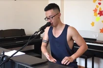 Mặc ba lỗ cover nhạc phim, chàng pianist má lúm đốn tim bao cô gái 