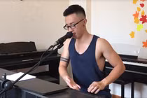 Mặc ba lỗ cover nhạc phim, chàng pianist má lúm đốn tim bao cô gái 