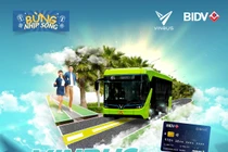 Người dân thủ đô mua vé xe buýt điện bằng thẻ BIDV NAPAS