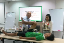 Bác sĩ Nhật hướng dẫn trị liệu chấn thương cho học viện bóng đá NutiFood JMG