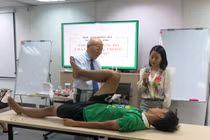 Bác sĩ Nhật hướng dẫn trị liệu chấn thương cho học viện bóng đá NutiFood JMG