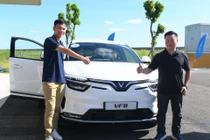 Khách Việt tiên phong đặt mua VF8 phấn khích tham quan nhà máy VinFast