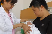 Phẫu thuật cứu sống bé gái sơ sinh nội tạng nằm ngoài ổ bụng