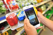 Dùng tem truy xuất nguồn gốc hàng hóa để phân biệt hàng giả