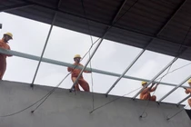 Niềm tin tỏa sáng trong cơn bão số 2