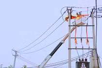 EVNHANOI ứng dụng công nghệ sửa chữa điện nóng 