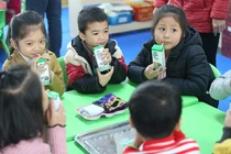 Chương trình Sữa học đường tại Hà Nội: Nhiều phụ huynh muốn mỗi con được thêm 2-3 suất